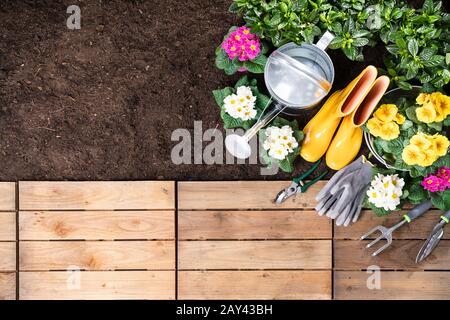 Gartenwerkzeuge Und Blumentöpfe Bereit, Im Garten Gepflanzt Zu Werden Stockfoto