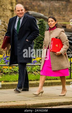 London, Großbritannien. Februar 2020. RT Hon Ben Wallace MP bleibt Staatssekretär für Verteidigung und kommt mit Dem Rt Hon Priti Patel Abgeordneten bleibt Staatssekretär für das Innenministerium - die Minister kommen für die erste Kabinettssitzung nach der Umbildung von Boris Johnson, Downing Street. Credit: Guy Bell/Alamy Live News Stockfoto