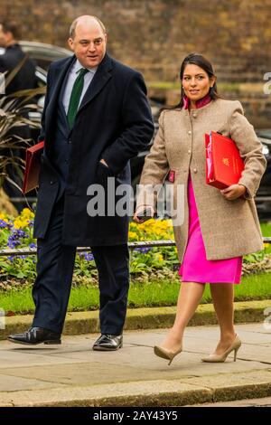 London, Großbritannien. Februar 2020. RT Hon Ben Wallace MP bleibt Staatssekretär für Verteidigung und kommt mit Dem Rt Hon Priti Patel Abgeordneten bleibt Staatssekretär für das Innenministerium - die Minister kommen für die erste Kabinettssitzung nach der Umbildung von Boris Johnson, Downing Street. Credit: Guy Bell/Alamy Live News Stockfoto