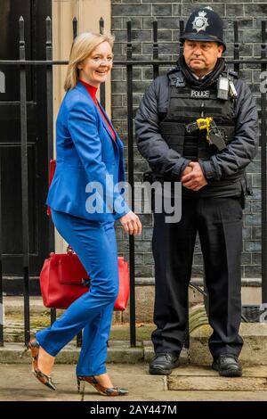 London, Großbritannien. Februar 2020. RT Hon Elizabeth Truss MP bleibt Staatssekretärin und Präsidentin des Board of Trade sowie Ministerin für Frauen und Equalitäten - die Minister treffen nach der Umbesetzung von Boris Johnson, Downing Street, zum ersten Kabinettstreffen ein. Credit: Guy Bell/Alamy Live News Stockfoto