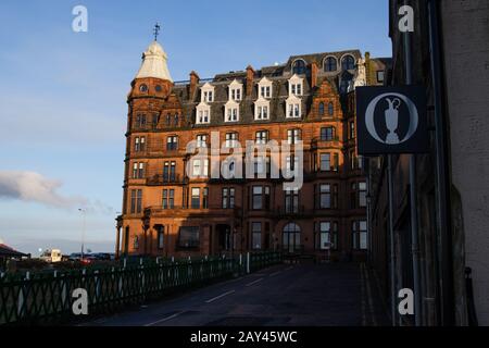 ST ANDREWS, SCHOTTLAND - 13.2.2020 - BLICK auf das grand Hotel hamilton hinter dem 18. Loch des alten Platzes, mit dem offenen Logo im Vordergrund Stockfoto