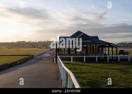 ST ANDREWS, SCHOTTLAND - 13.2.2020 - EIN Blick auf den Alten Course Pavilion, in dem Golfer neben dem Platz selbst den alten Platz spielen. Stockfoto