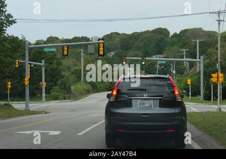 Narragansett, Rhode Island-September 2017: In Narragansett fährt ein Auto auf der Straße. Stockfoto