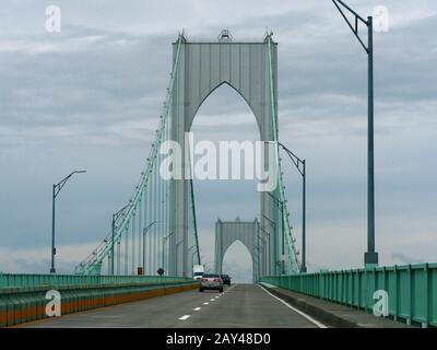 Jamestown, Rhode Island-September 2017: Beeindruckender Blick auf die Jamestown-Brücke, mit fahrenden Fahrzeugen. Stockfoto