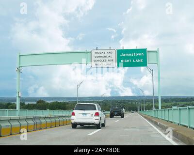 Jamestown, Rhode Island-September 2017: Fahrzeuge, die auf der Jamestown Bridge fahren, mit Richtungsschildern. Stockfoto