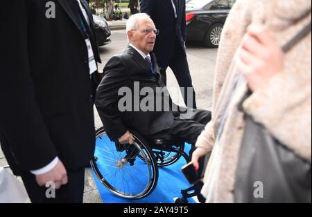 München, Deutschland. Februar 2020. Zur Münchner Sicherheitskonferenz kommt der Bundestagsabgeordnete Wolfgang Schäuble (CDU) im Bayerischen Hof an. Kredit: Felix Hörhager / dpa / Alamy Live News Stockfoto