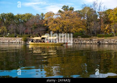Osaka, Japan - 10. Dezember 2019: Osaka-Jo Gozabune Bootstouren rund um den inneren Burggraben von Osaka, Blick Auf Augenhöhe Stockfoto