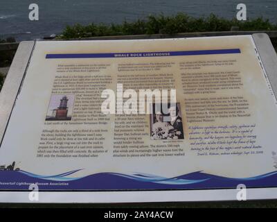 Jamestown, Rhode Island-September 2017: Informationstafel über den Whale Rock Lighthouse. Stockfoto