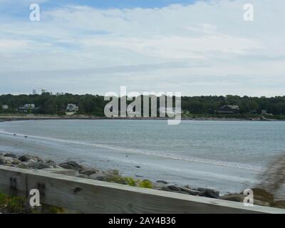 Jamestown, Rhode Island-September 2017: Narragansett Bay mit einem Holzgeländer im Vordergrund. Stockfoto