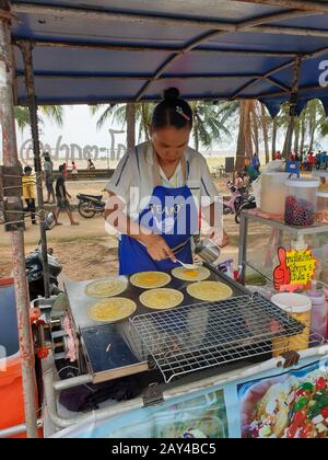Chumphon Thailand Januar 2020, lokale Lebensmittelstände, die Lebensmittel auf dem Markt verkaufen Stockfoto