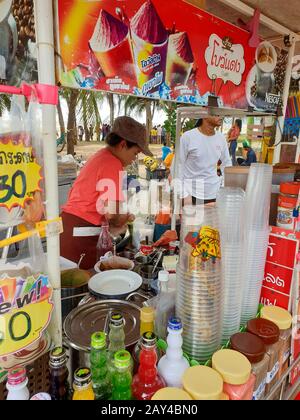 Chumphon Thailand Januar 2020, lokale Lebensmittelstände, die Lebensmittel auf dem Markt verkaufen Stockfoto