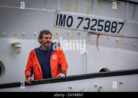 Oscar Camps, Gründer und Direktor der NGO Proactiva Open Arms während einer Pressekonferenz.Das Open-Arms-Rettungsschiff, das in internationalen Gewässern vor der Küste Libyens operiert, kam gestern in Barcelona an, um Reparaturen durchzuführen. Während einer Pressekonferenz betonte Oscar Camps die Notwendigkeit, finanzielle Mittel für Reparaturen zu finden und Informationskampagnen vorzubereiten, die die Situation des politischen Drucks erklären, den NGOs bei der Rettung von Menschen erleiden. Stockfoto