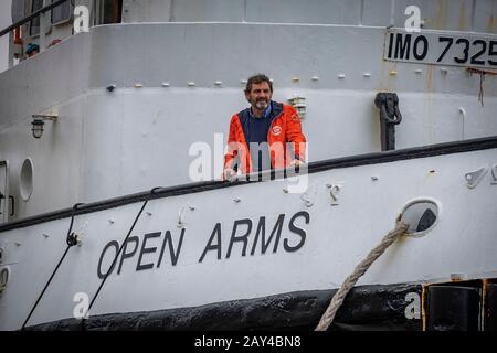 Oscar Camps, Gründer und Direktor der NGO Proactiva Open Arms während einer Pressekonferenz.Das Open-Arms-Rettungsschiff, das in internationalen Gewässern vor der Küste Libyens operiert, kam gestern in Barcelona an, um Reparaturen durchzuführen. Während einer Pressekonferenz betonte Oscar Camps die Notwendigkeit, finanzielle Mittel für Reparaturen zu finden und Informationskampagnen vorzubereiten, die die Situation des politischen Drucks erklären, den NGOs bei der Rettung von Menschen erleiden. Stockfoto