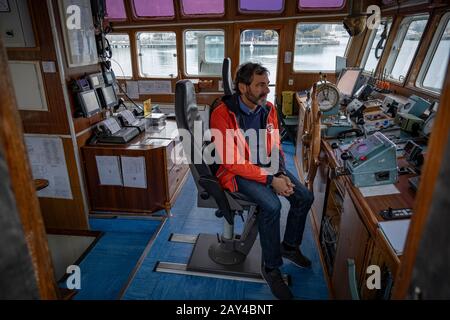 Oscar Camps, Gründer und Direktor der NGO Proactiva Open Arms während einer Pressekonferenz.Das Open-Arms-Rettungsschiff, das in internationalen Gewässern vor der Küste Libyens operiert, kam gestern in Barcelona an, um Reparaturen durchzuführen. Während einer Pressekonferenz betonte Oscar Camps die Notwendigkeit, finanzielle Mittel für Reparaturen zu finden und Informationskampagnen vorzubereiten, die die Situation des politischen Drucks erklären, den NGOs bei der Rettung von Menschen erleiden. Stockfoto