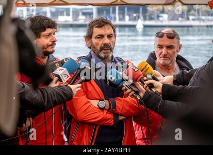 Oscar Camps, Gründer und Direktor der NGO Proactiva Open Arms während einer Pressekonferenz.Das Open-Arms-Rettungsschiff, das in internationalen Gewässern vor der Küste Libyens operiert, kam gestern in Barcelona an, um Reparaturen durchzuführen. Während einer Pressekonferenz betonte Oscar Camps die Notwendigkeit, finanzielle Mittel für Reparaturen zu finden und Informationskampagnen vorzubereiten, die die Situation des politischen Drucks erklären, den NGOs bei der Rettung von Menschen erleiden. Stockfoto