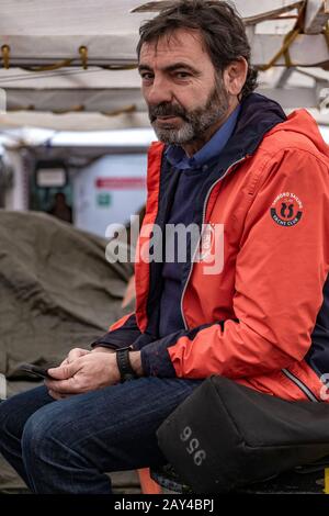 Oscar Camps, Gründer und Direktor der NGO Proactiva Open Arms während einer Pressekonferenz.Das Open-Arms-Rettungsschiff, das in internationalen Gewässern vor der Küste Libyens operiert, kam gestern in Barcelona an, um Reparaturen durchzuführen. Während einer Pressekonferenz betonte Oscar Camps die Notwendigkeit, finanzielle Mittel für Reparaturen zu finden und Informationskampagnen vorzubereiten, die die Situation des politischen Drucks erklären, den NGOs bei der Rettung von Menschen erleiden. Stockfoto