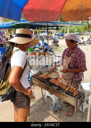 Chumphon Thailand Januar 2020, lokale Lebensmittelstände, die Lebensmittel auf dem Markt verkaufen Stockfoto