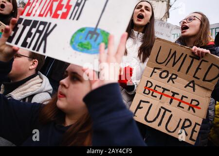 Junge Umweltschützer halten Schilder, während sie während des Protestes am Parliament Square in London Slogans chandten.Hunderttausende Schüler gingen in Städten auf die Straße um die Welt, um mehr Maßnahmen von Regierungen zur Bewältigung der Klimakrise zu fordern. Seitdem wurden mehrere koordinierte globale Ereignisse durchgeführt, wobei der weltweite Klimaaktivismus im vergangenen Jahr durch das Tandemwachstum der Extinction Rebellion Bewegung weiter gestärkt wurde, deren direkte Aktionsproteste bis 2020 andauern werden. Stockfoto