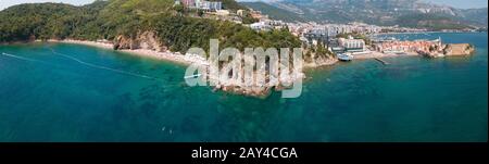 Luftaufnahme von Mogren (zwei Sandstrände) und der Altstadt (Stari Grad) von Budva, Montenegro. Zerklüftete Küste an der Adria Stockfoto