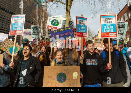 Westminster, London, Großbritannien. Februar 2020. Anlässlich des einjährigen Jahrestags des ersten britischen Klimastreiks gehen die Studenten auf die Straßen der Hauptstadt, um Klimapolitik zu fordern. Penelope Barritt/Alamy Live News Stockfoto