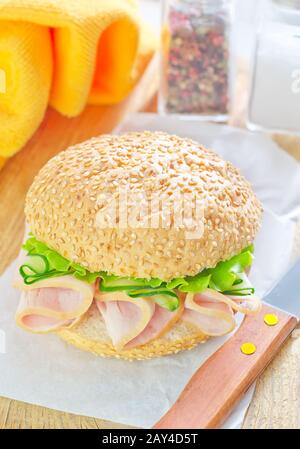 Sandwich mit Schinken und Gurke Stockfoto