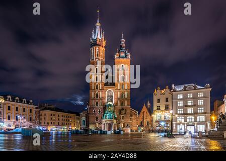 Krakauer Marktplatz mit Marienbasilika in der Nacht, Krakow, Polen Stockfoto