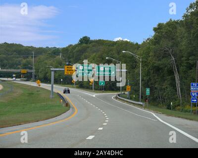 Narragansett, Rhode Island-September 2017: Richtungsschilder an einer Kreuzung mit Pfeilen in Nord- und Südrichtung. Stockfoto