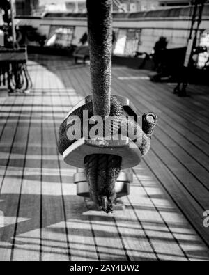 Nahaufnahme des detaillierten Schwarzweißbildes eines Teils der Takelage von "HMS Warrior", Portsmouth, Großbritannien Stockfoto