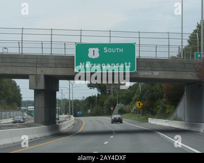 Narragansett, Rhode Island-September 2017: Richtzeichen nach Narragansett in Überführung. Stockfoto