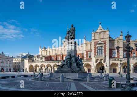 Großes Denkmal zum Gedenken an den nationalistischen Schriftsteller und Dichter Adam Mickiewicz, Hauptplatz in Krakow, Polen Stockfoto