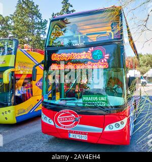 Athen, Griechenland - 21. September 2019: Offener Doppeldeckerbus für Stadtbesichtigung an der Bushaltestelle in Athen (Rote Route) Stockfoto