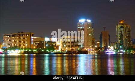 Dubai, OAE - 29. Januar 2020: Deira District und Dubai Creek nachts Stockfoto