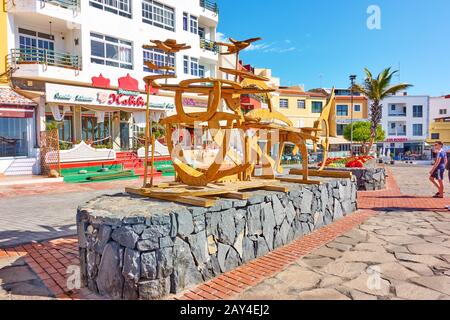 Los Abrigos, Tenera, Spanien - 16. Dezember 2019: Hafengebiet mit moderner Holzskulptur des unbekannten Künstlers in der Stadt Los Abrigos auf der Insel Tenera Stockfoto