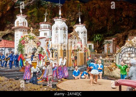 Candelaria, Tenera, Spanien - 12. Dezember 2019: Weihnachtsbelen - Statuen von Menschen und Häusern in Miniaturform, die das Leben der Altstadt (Land F Stockfoto