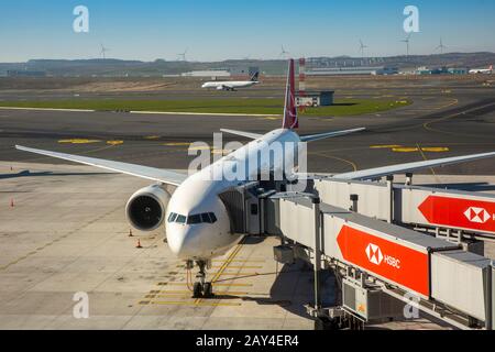 Türkei, Istanbul, Verkehr, Havalimanı, internationaler Flughafen, Luftfraß, Boeing 777 der Turkish Airlines auf dem Stand, mit zwei Flugbrücken für econom Stockfoto