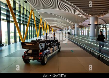 Türkei, Istanbul, Verkehr, Havalimanı, internationaler Flughafen, Luftseite, Mehrsitzfahrzeug von Pilotcar zum Transport von Passagieren zum entfernten Abflugsteig Stockfoto