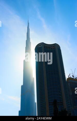Dubai, VAE - 01. Februar 2020: Moderne Wolkenkratzer der Innenstadt von Dubai bei Sonnenschein, VAE Stockfoto