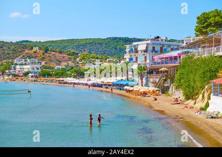 Agia Marina, Insel Ägina, Griechenland - 13. September 2019: Strand und Hafengebiet in Agia Marina Stockfoto