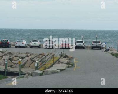 Narragansett, Rhode Island-September 2017: Parkplatz mit Fahrzeugen zur Narragansett Bay. Stockfoto