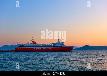 Ägina, Griechenland - 15. September 2019: Fährschiff am Hafen von Ägina bei Sonnenuntergang. Schiff: Nova Ferries, "Phivos" Stockfoto