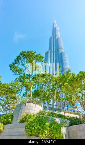 Dubai, VAE - 01. Februar 2020: Burj Khalifa Gebäude in Dubai und Park am Boden des Turms Stockfoto