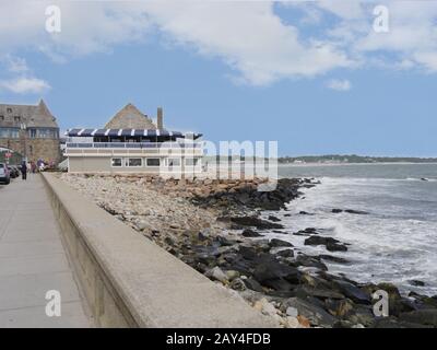 Narragansett, Rhode Island-September 2017: Küstenstraße mit dem Meereswall zur Narragansett Bay. Stockfoto