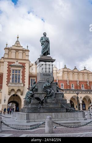 Großes Denkmal zum Gedenken an den nationalistischen Schriftsteller und Dichter Adam Mickiewicz, Hauptplatz in Krakow, Polen Stockfoto