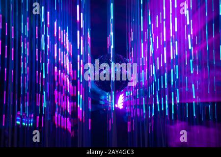 Tanzfläche Disco-Nacht mit einem Spiegelball Symbol für Spaß und Party in  einem Nachtclub oder Tanzclub mit leuchtenden Bühnenlichtern und  Reflexionen, blau Stockfotografie - Alamy