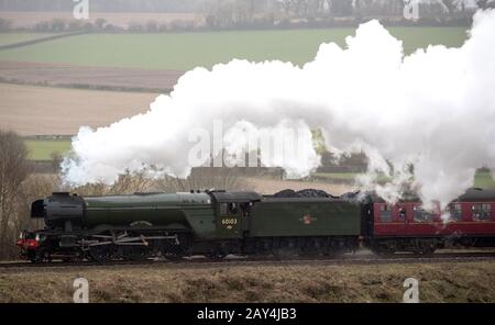 Der Flying Scotsman macht es auf dem Weg entlang der Watercress Line der Mid Hants Railway in der Nähe von Rotley in Hampshire, nachdem er der offiziellen Neueröffnung der Strecke geholfen hat. Stockfoto