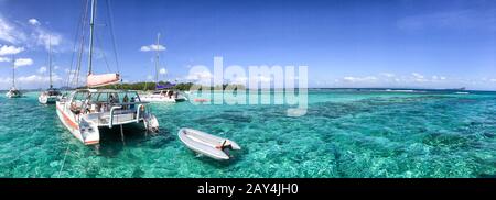 Katamarane in der Nähe von einem schönen Strand verankert, Panoramaaussicht. Stockfoto