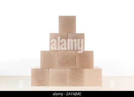Nahaufnahme der Pyramide aus Holzspielzeugblöcken vor weißer Hintergrundvorlage Stockfoto