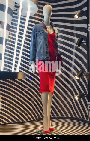 Dummy in einem prächtigen roten Kleid in einem Schaufenster des Ladens. Mode Stockfoto