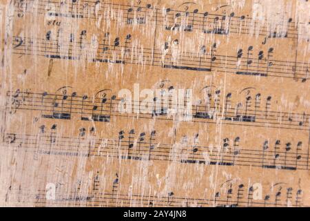 Musikalische Notizen auf Altpapier Nahaufnahme. Hintergründe und Texturen Stockfoto