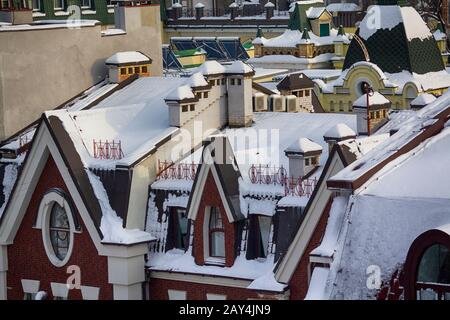 Farbhäuser im klassischen Stil mit Schnee bedeckt. Architektur Stockfoto